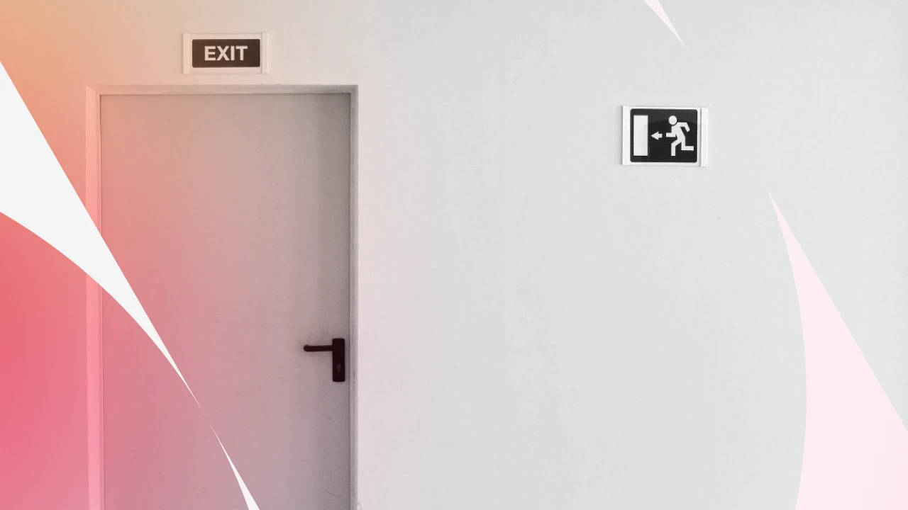 Porta interna com placa de saída EXIT acima da porta e sinal de emergência ao lado, em ambiente corporativo com decoração minimalista em tons claros e rosados.