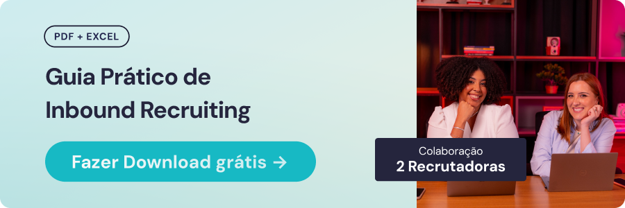 imagem em formato de banner horizontal na cor azul, contendo uma etiqueta escrito PDF+Excel, o texto "Guia Prático de Inbound Recruiting" e um botão de "Fazer download grátis". Ao lado, uma imagem de duas moças sentadas em uma mesa de madeira com uma estante decorativa ao fundo. A primeira moça é negra, com cabelos crespos a altura do queixo, sorridente e possui o rosto apoiado na mão direita. A segunda moça é ruiva, com cabelos lisos abaixo dos ombros e também se encontra sorridente e com o rosto apoiado em uma das mãos.