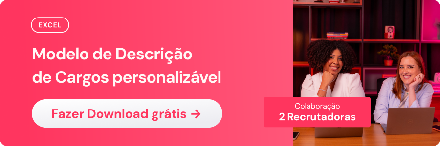 imagem em formato de banner horizontal na cor rosa, contendo uma etiqueta escrito Excel, o texto "Modelo de Descrição de Cargos personalizável" e um botão de "Fazer download grátis". Ao lado, uma imagem de duas moças sentadas em uma mesa de madeira com uma estante decorativa ao fundo. A primeira moça é negra, com cabelos crespos a altura do queixo, sorridente e possui o rosto apoiado na mão direita. A segunda moça é ruiva, com cabelos lisos abaixo dos ombros e também se encontra sorridente e com o rosto apoiado em uma das mãos.