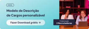 imagem em formato de banner na cor azul, contendo uma etiqueta escrito Excel, o texto "Modelo de Descrição de Cargos personalizável" e um botão de "Fazer download grátis". Ao lado, uma imagem de duas moças sentadas em uma mesa de madeira com uma estante decorativa ao fundo. A primeira moça é negra, com cabelos crespos a altura do queixo, sorridente e possui o rosto apoiado na mão direita. A segunda moça é ruiva, com cabelos lisos abaixo dos ombros e também se encontra sorridente e com o rosto apoiado em uma das mãos.