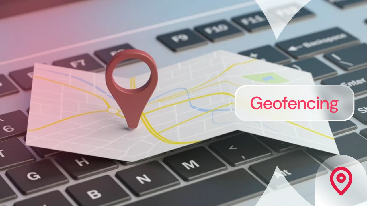 Imagem de uma chave de mapa com marcador de localização em cima de um teclado de computador, refletindo tecnologia de geolocalização e geofencing