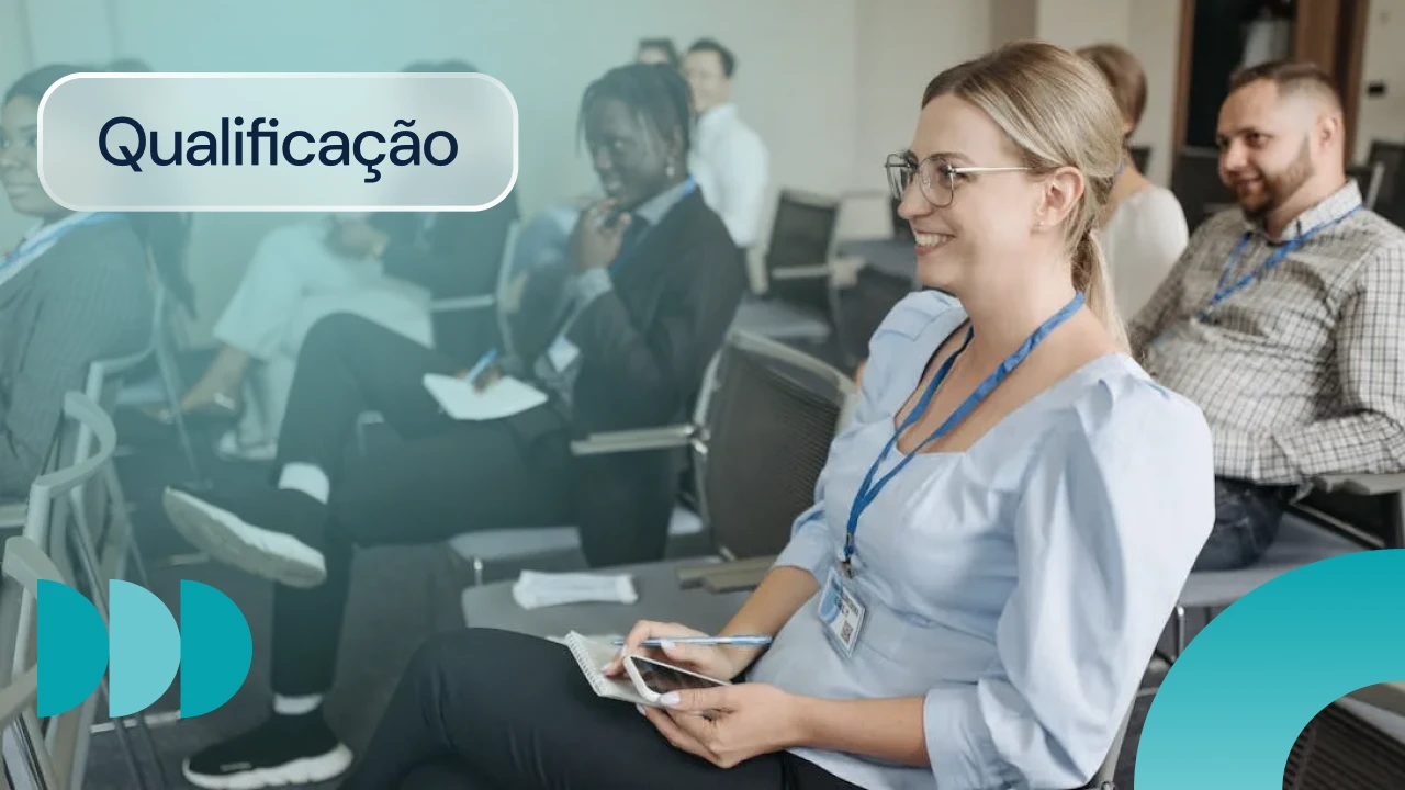 Grupo de profissionais em treinamento de qualificação profissional em ambiente de sala de aula, participando de aula presencial sobre desenvolvimento de habilidades.