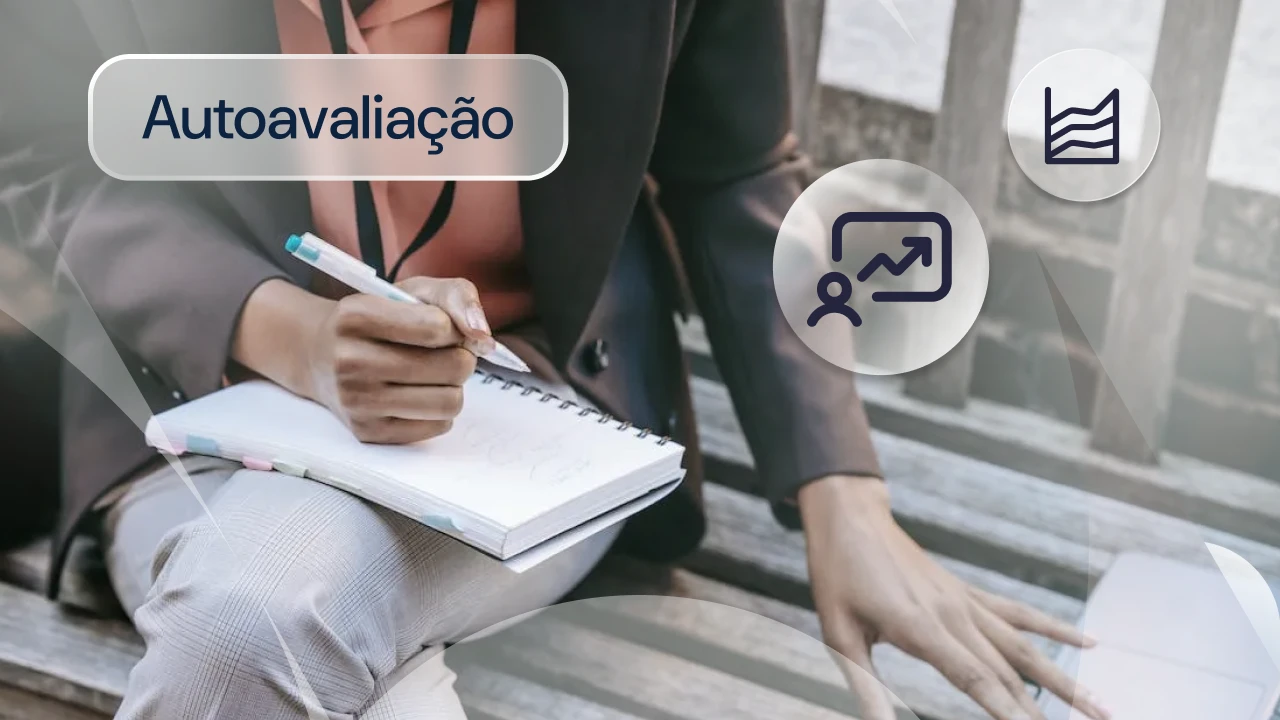 Pessoa realizando uma autoavaliação, anotando em um caderno enquanto está sentada em um banco ao ar livre, com ícones relacionados a avaliação e crescimento ao redor.