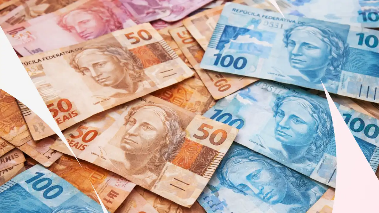 Imagem mostrando várias notas de dinheiro brasileiro, incluindo cédulas de 50, 100 e 200 reais, espalhadas sobre uma superfície. Ideal para temas de economia, finanças ou dinheiro.